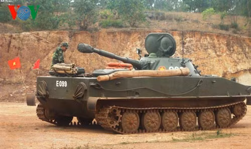 Cố định các vật chất hậu cần trên xe tăng chuẩn bị cho diễn tập.