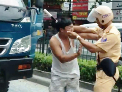 Trung tuần tháng 6/2012, một clip ngắn 36 giây được tung lên mạng ghi lại hình ảnh một người mặc sắc phục CSGT mang hàm Thiếu tá cầm gậy điều khiển giao thông ôm cổ một người tài xế xe tải vừa mở cửa bước xuống, ghì kéo ra chỗ chiếc xe máy đỗ giữa đường phố rồi tát vào mặt và dùng gậy điều khiển giao thông vụt vào đầu tài xế khiến anh này không dám chống cự.