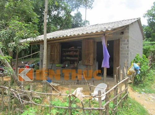 5. Rúng động bố hiếp dâm con gái ruột 7 tuổi suốt 5 năm. Ngày 14/7, Công an huyện Kim Bôi, tỉnh Hòa Bình cho biết, đơn vị này vừa ra lệnh bắt khẩn cấp đối tượng Bùi Văn Thủy (SN 1980) về hành vi hiếp dâm trẻ em. Nạn nhân không phải ai khác mà chính là con gái ruột của Thủy, cháu B.H.T (SN 2002). Điều đáng nói là Thủy thực hiện hành vi hiếp dâm không phải 1, 2 lần mà hành vi đồi bại này liên tục diễn ra trong suốt thời gian 5 năm khi cháu T. mới 7 tuổi (từ năm 2009 cho đến nay).