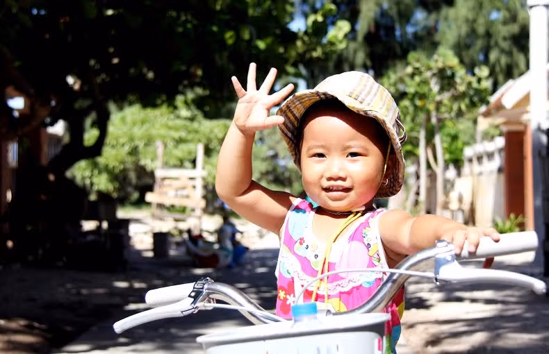 Các cháu nhỏ trên đảo lúc nào cũng chào người lớn thật lễ phép và thân thiện.