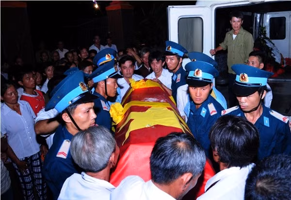 Đồng đội, người thân và bà con lối xóm đón thi thể của Thiếu úy Nguyền Đình Bình về quê nhà nơi Bình đã sinh ra.