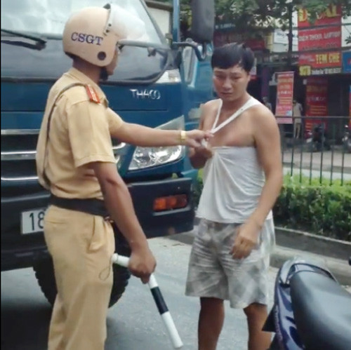 Vụ việc trên xảy ra tại TP Ninh Bình, viên cảnh sát là thiếu tá Hoàng Văn Trọng (thuộc Đội CSGT - Công an TP Ninh Bình). Khi có sự can ngăn của một người mặc sắc phục CSGT khác (mang quân hàm Trung úy) thì ông Trọng mới dừng hành vi đánh người lại.