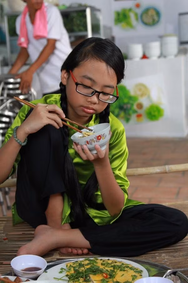 Trong bộ phim này, Phương Mỹ Chi vẫn được tạo hình gần gũi với hình ảnh của em tại The Voice Kids.