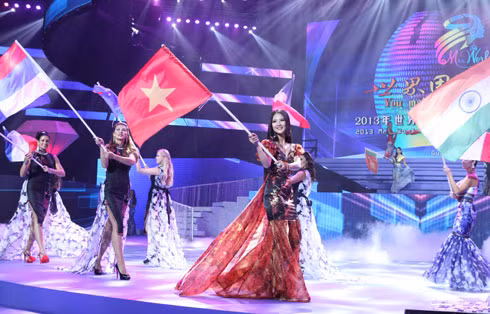 Không chỉ đeo dải băng sai tên nước, Trần Thị Quỳnh còn treo cờ ngược tại cuộc thi.