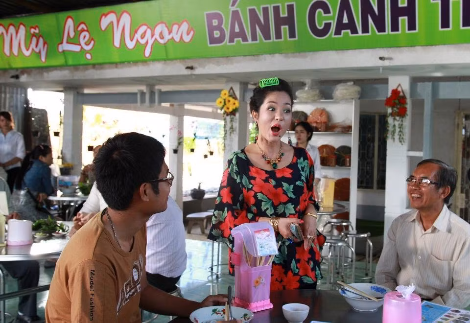 Chị trở thành bà chủ quán phở nổi tiếng với tài ăn nói.