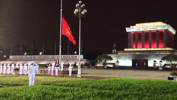 Ở quảng trường Ba Đình từ trước tới nay có một nghi thức thiêng liêng diễn ra hàng đêm là lễ hạ cờ vào lúc 21 giờ tối hàng ngày.