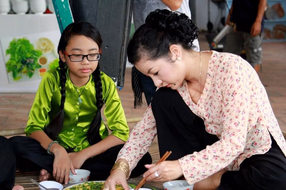 Mặc dù ở quán phở, Thúy Nga hóa thân vào vai bà chủ quán đỏng đảnh để tiếp khách, bán hàng, nhưng khi về bên con gái chị lại là người mẹ dịu dàng.