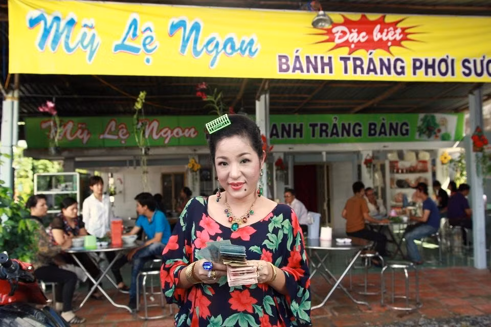 Dự án phim ồn ào có Phương Mỹ Chi tham gia đã chính thức hé lộ những hình ảnh đầu tiên. Trong phim này, danh hài Thúy Nga có một tạo hình rất bắt mắt và gây cười.