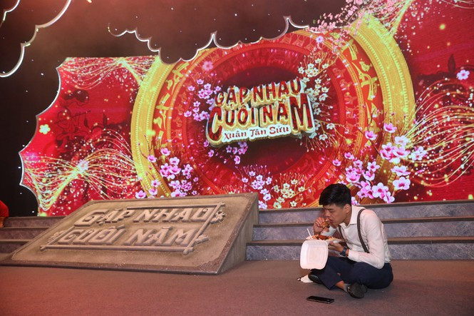 Trung Ruồi chia sẻ về đêm diễn Táo quân không khán giả và “mệnh lệnh kín“ Trung Ruoi chia se ve dem dien Tao quan khong khan gia va “menh lenh kin“