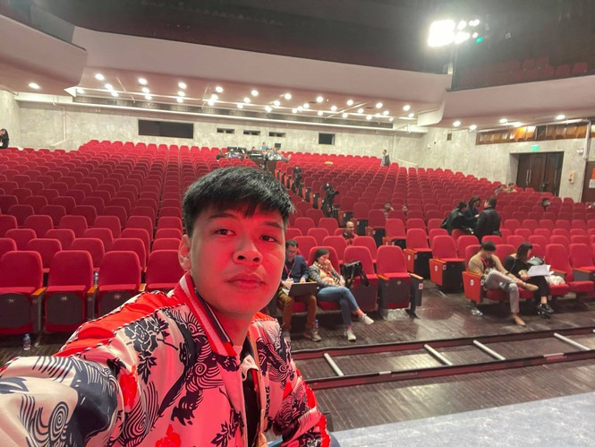 Trung Ruồi chia sẻ về đêm diễn Táo quân không khán giả và “mệnh lệnh kín“ - Hình 2 Trung Ruoi chia se ve dem dien Tao quan khong khan gia va “menh lenh kin“-Hinh-2