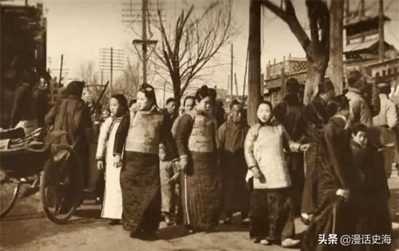 Loạt ảnh hiếm khắc họa rõ nét ngày Tết thời nhà Thanh ảnh 1