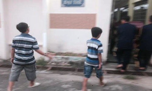 Hai anh em Cường, Phát theo chân các chú cơ sở mai táng vào nhìn mặt mẹ lần cuối trước khi khâm liệm.