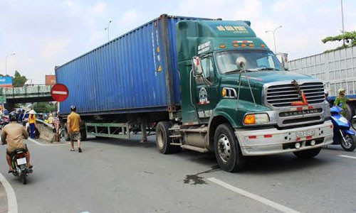 Hiện trường nơi chị Dũng bị xe đầu kéo container gây tai nạn tử vong.