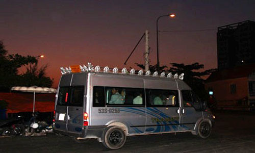 Xe tang đưa thi thể chị Dũng về đất mẹ Quảng Ngãi an táng.