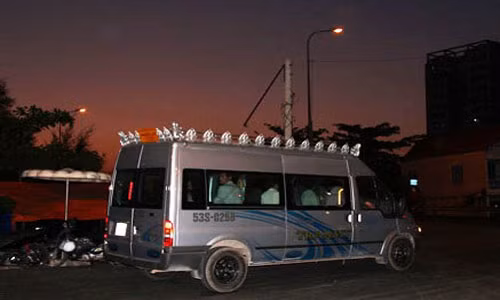 Xe tang đưa thi thể chị Dũng về đất mẹ Quảng Ngãi an táng.