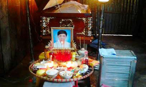 Cái chết oan ức của nam sinh lớp 9 trước ngày khai trường khiến người dân xã Bảo Bình, huyện Cẩm Mỹ, tỉnh Đồng Nai vô cùng thương xót lẫn căm phẫn những kẻ thủ ác. Cái chết oan ức của nam sinh lớp 9 trước ngày khai trường khiến người dân xã Bảo Bình, huyện Cẩm Mỹ, tỉnh Đồng Nai vô cùng thương xót lẫn căm phẫn những kẻ thủ ác.