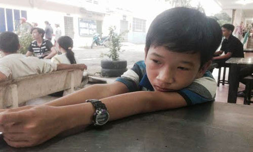 Cháu Cường thẫn thờ trước sự ra đi của mẹ. Từ nay, Cường và em trai đã vĩnh viễn mồ côi mẹ, còn cha thì bỏ 2 anh em Cường từ thưở nhỏ.