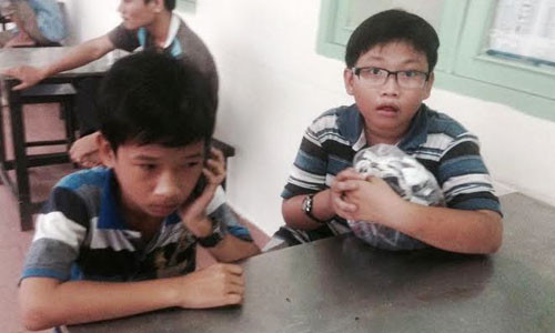 Hai anh em Cường, Phát thẫn thờ ngồi chờ nhận xác mẹ để đưa về quê ngoại an táng.