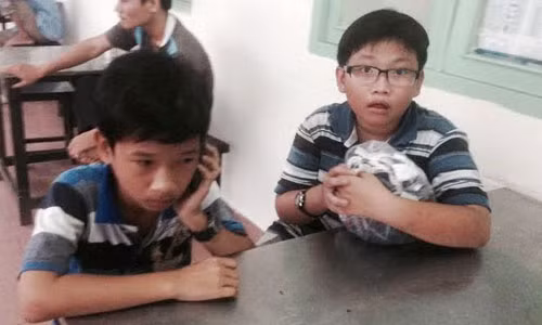 Hai anh em Cường, Phát thẫn thờ ngồi chờ nhận xác mẹ để đưa về quê ngoại an táng.