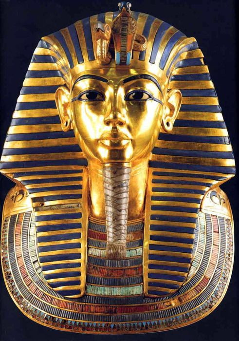 Được tìm thấy vào năm 1925 cùng quan tài chứa xác ướp của Pharaoh Ai Cập Tutankhamun (1332-1323 TCN), mặt nạ của Tutankhamun là một trong những tác phẩm nổi tiếng nhất của nghệ thuật thế giới cổ đại.