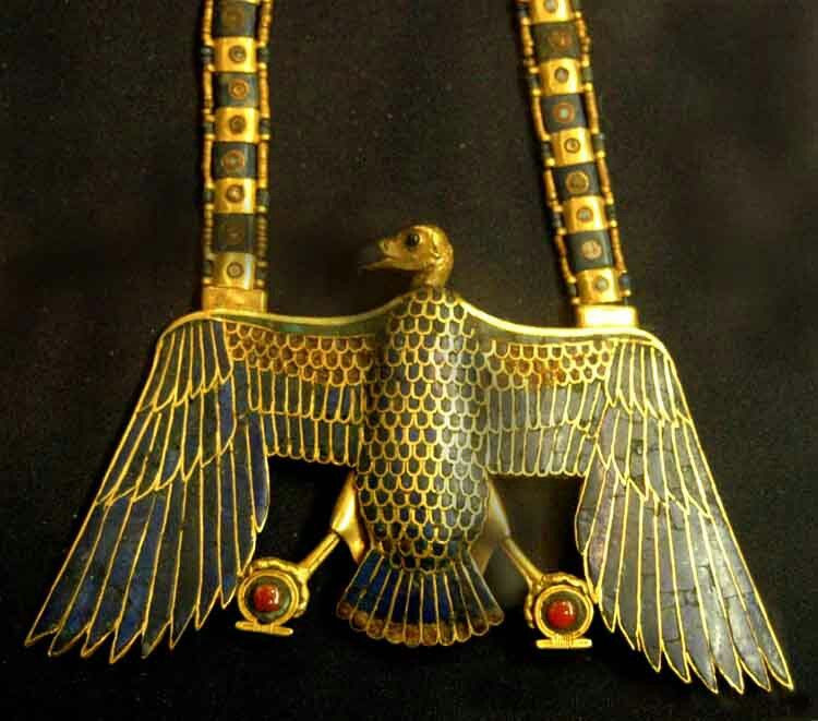 Một bộ phận khác của mặt nạ là chuỗi vòng cổ kết từ những vòng tròn nhỏ làm bằng vàng và sứ xanh, với móc gài là hình con rắn uraeus. Hiện vật này thường được tháo ra và trưng bày riêng.