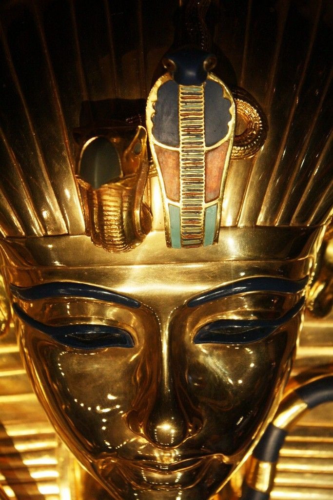 Ngoài ra, giới nghiên cứu còn phát hiện một khung có khắc tên "Ankheperure mery-Neferkheperure" nhưng đã bị cạo sửa và thay bằng tên nhà vua, nằm bên trong mặt nạ.