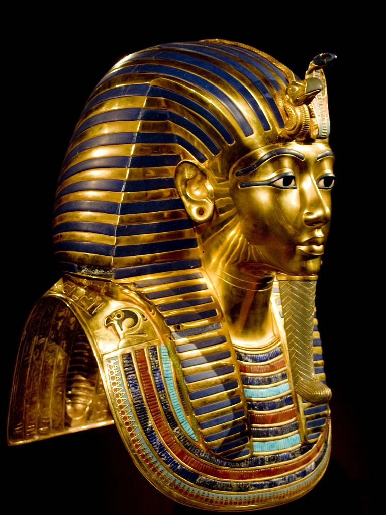 Chiếc mặt nạ này dài 54 cm, rộng 39.3 cm và sâu 49 cm, được đúc hoàn toàn bằng vàng, nặng 10.23 kg.