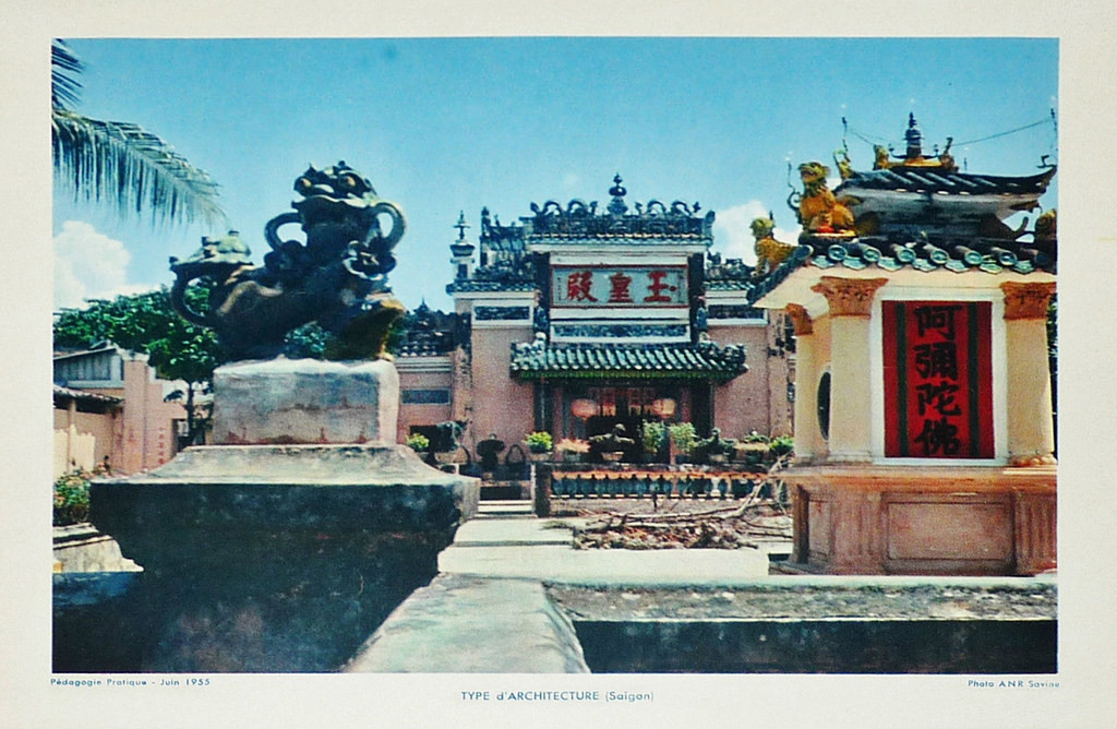 Chùa Ngọc Hoàng trên một bưu thiếp in năm 1955 của Pháp. Ba chữ lớn màu đỏ trên lối vào chính điện là "Ngọc Hoàng Miếu".