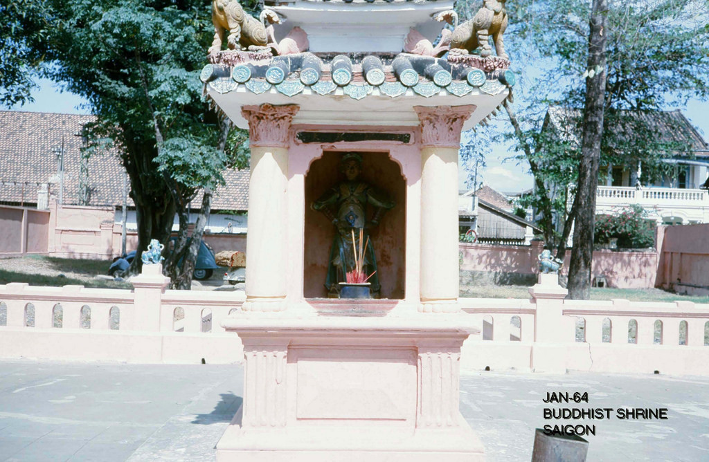 Tượng Hộ pháp trong ngôi miếu trước sân chùa năm 1964, ảnh của George Muccianti. Bức tượng đã bị ăn trộm vào năm 2014, đúng 50 năm sau khi bức ảnh này được chụp.