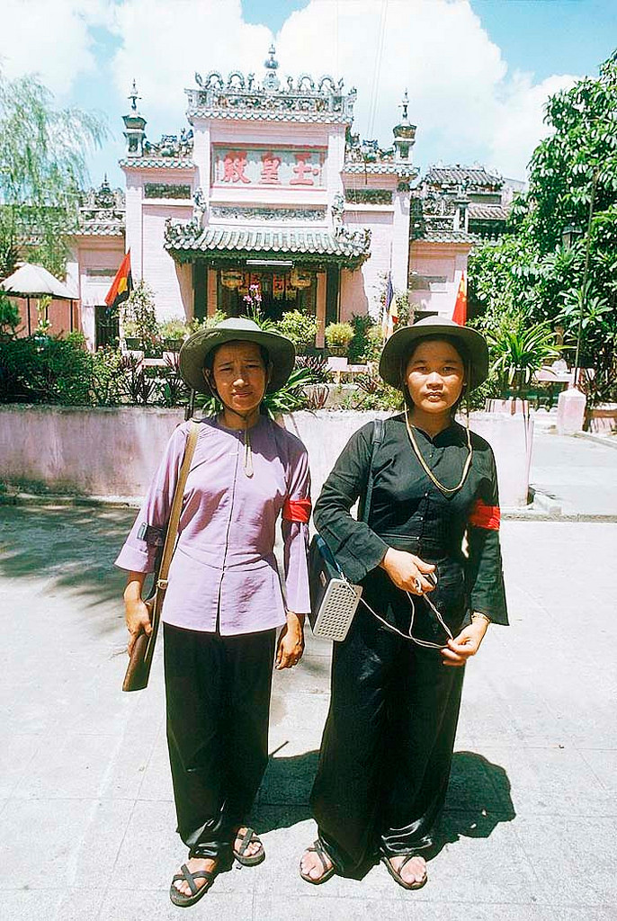 Hai nữ chiến sĩ đứng trước chùa Ngọc Hoàng năm 1975, sau khi Sài Gòn được giải phóng. Ảnh của phóng viên Herve Gloaguen.
