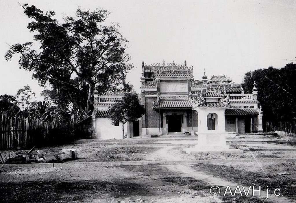 Toàn cảnh chùa Ngọc Hoàng năm 1904. Ngày nay chùa nằm ở số 73 đường Mai Thị Lựu, quận 1, TP HCM. Năm 2016, chùa từng trở thành tâm điểm chú ý của dư luận khi được Tổng thống Mỹ Obama ghé thăm.