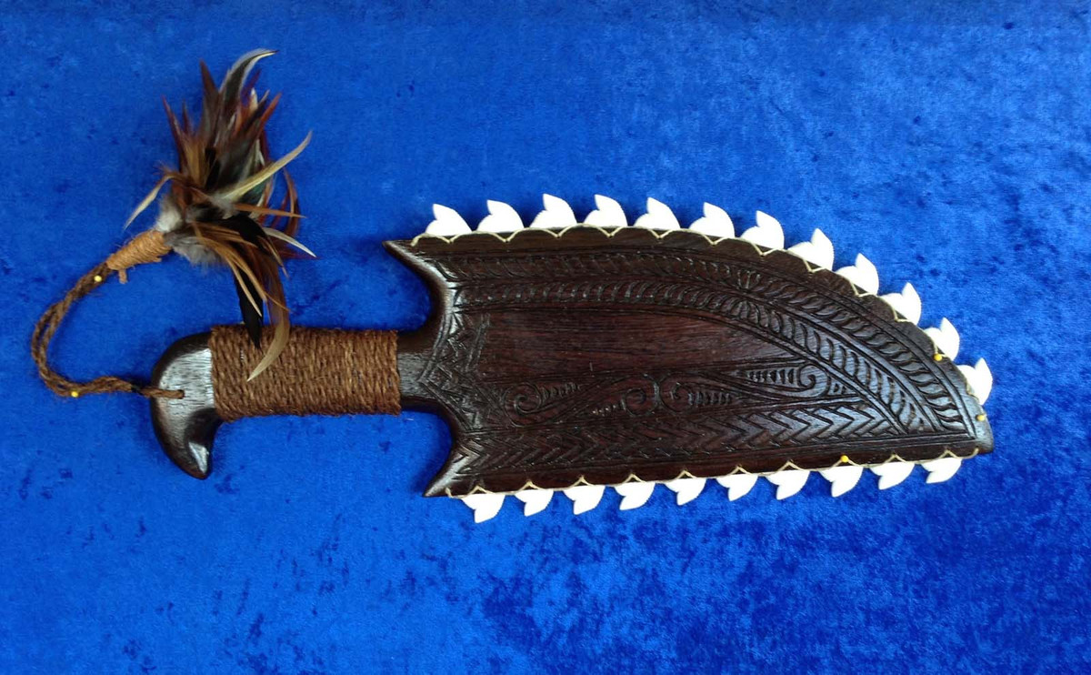 Phía dưới chiếc chày là tay cầm. Phần này có thể có đầu nhọn để sử dụng như dao găm.