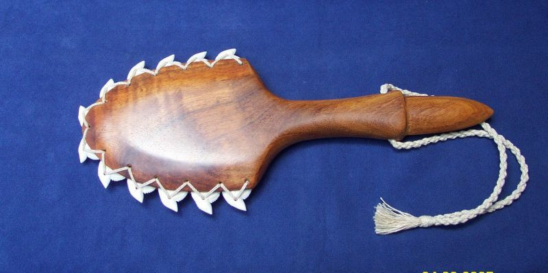 Loại vũ khí này là chiếc chày có hình dạng như vợt bóng bàn làm bằng gỗ, ở rìa có gắn những chiếc răng của cá mập – vật liệu rất dễ tìm kiếm ở Hawaii.