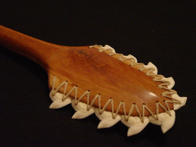 Leiomano thường được sử dụng như một vũ khí cận chiến, tương tự như dao và kiếm.