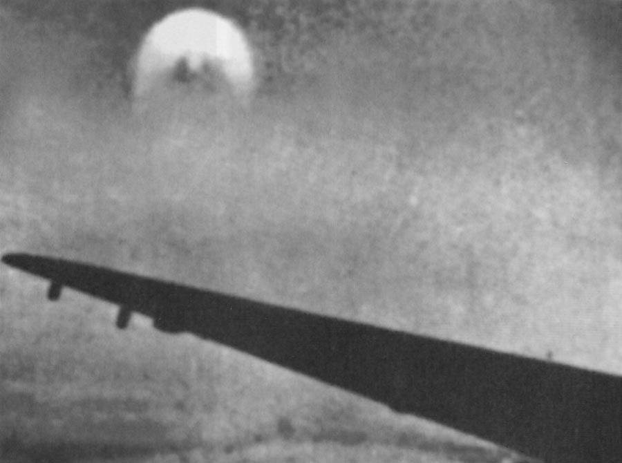 Vật thể này thường bay song song với đội bay, giữ một tốc độ và khoảng cách ổn định như thể nó đang theo dõi hoạt động của những chiếc máy bay.