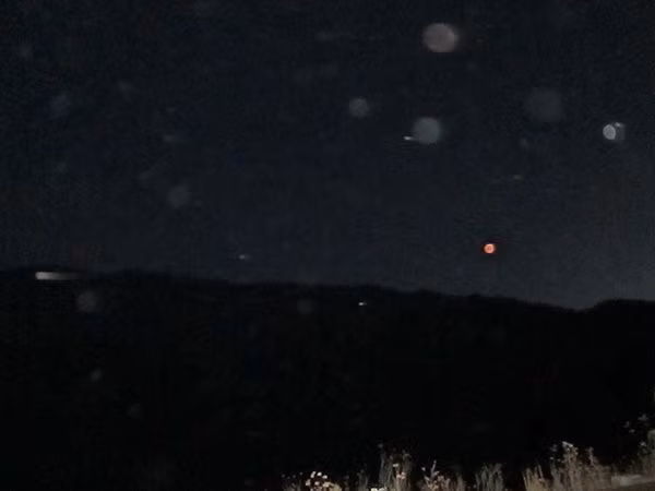 Theo một số nhà nghiên cứu, Foo Fighters có thể chỉ là ảo giác quang học hoặc một hiện tượng vật lý nào đó mà con người chưa biết đến. Ý kiến khác thì cho rằng đó là thiết bị do thám của Liên Xô.