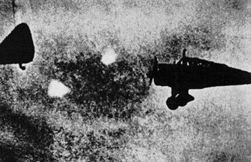 Đôi khi nó tăng tốc đột ngột, di chuyển vị trí tức thời và thậm chí bay vòng lên các ngọn núi theo cách thức rất phi thường.