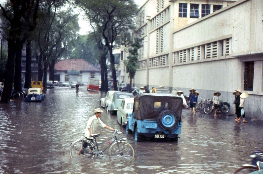Lụt lội ở đường Thái Lập Thành, nay là đường Đông Du, Sài Gòn năm 1967. Ảnh: Thomas Southall.