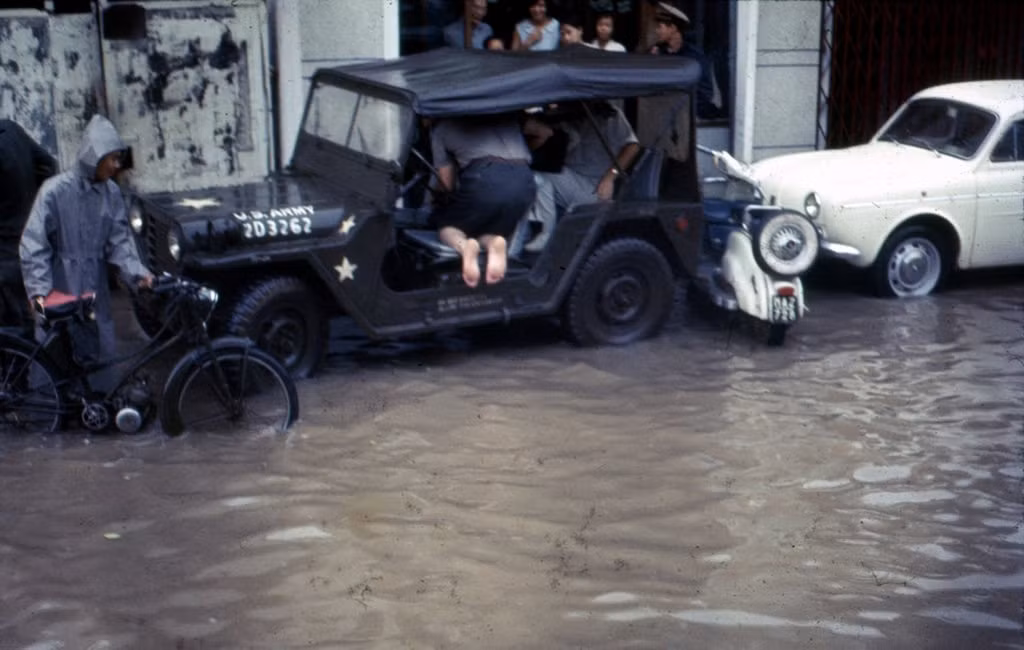 Một bức ảnh khác về đường phố Sài Gòn ngập nước của Thomas Southall.