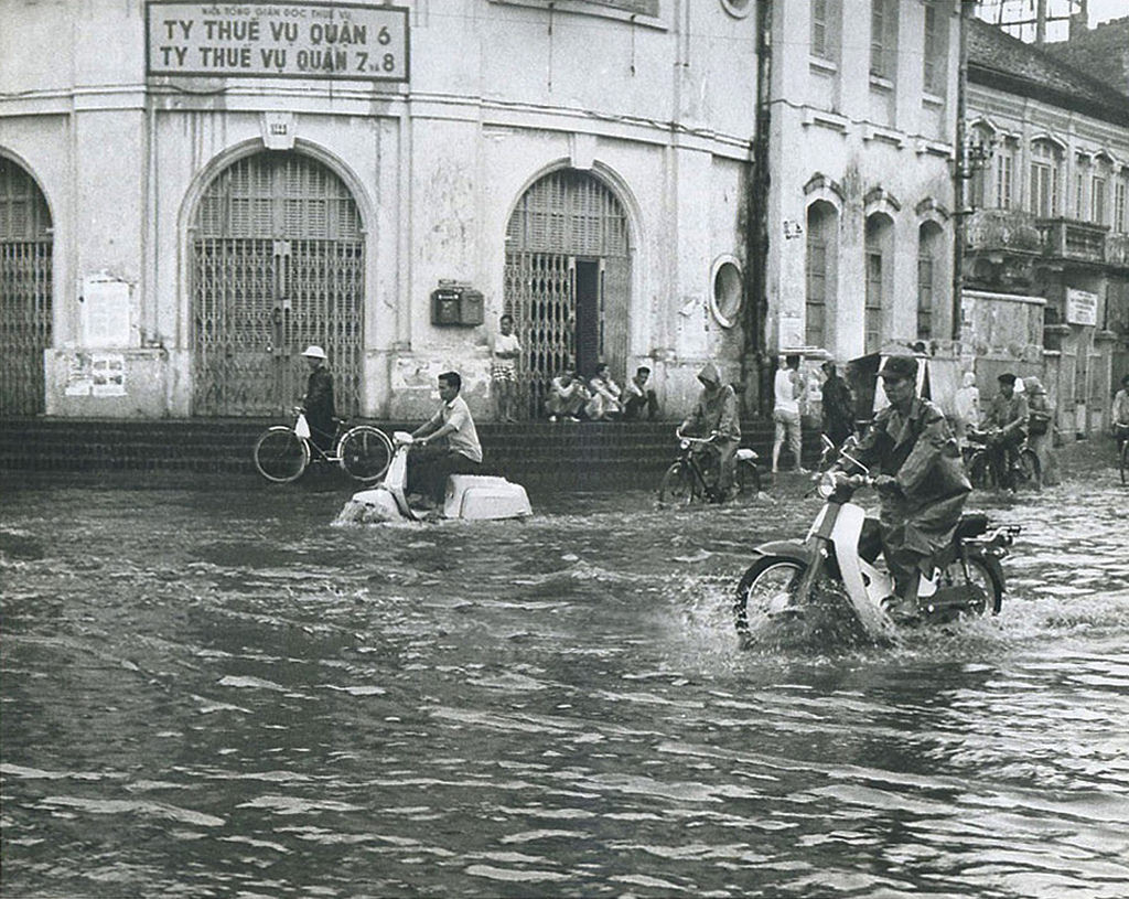 "Biển nước" ở góc Hồng Bàng - Tổng Đốc Phương (nay là góc Hồng Bàng - Châu Văn Liêm), Sài Gòn năm 1967.
