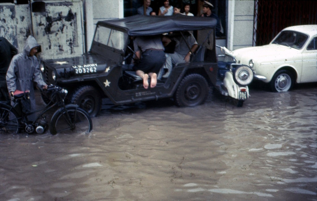 Một bức ảnh khác về đường phố Sài Gòn ngập nước của Thomas Southall.