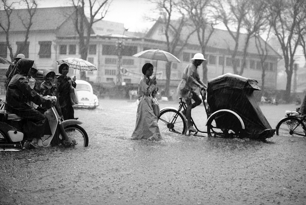 Một hình ảnh khác về cảnh ngập lụt ở giao lộ Lê Lợi - Công Lý của Eddie Adams.