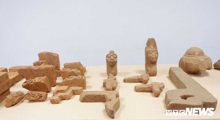 Tháng 8/2018, Bảo tàng Điêu khắc Chăm Đà Nẵng công bố các kết quả ban đầu về lần khai quật thứ 3 tại di tích Chăm ở làng Phong Lệ (phường Hòa Thọ Đông, quận Cẩm Lệ). Qua khai quật, các nhà khảo cổ đã phát hiện nhiều hiện vật giá trị như gạch ngói, gốm thô, phản ánh kỹ thuật chế tác thủ công của người Chăm cổ. Ảnh: VTC.