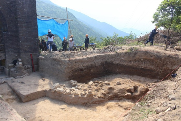 Cũng trong tháng 5/2018, công tác khai quật khảo cổ học tại di tích quốc gia Hải Vân Quan đã phát lộ nhiều dấu tích quan trọng, qua đó giúp ích cho các cơ quan chuyên môn bổ sung nguồn tư liệu quý để hoàn thiện phương án trùng tu tổng thể cho di tích này. Ảnh: Báo Văn Hóa.