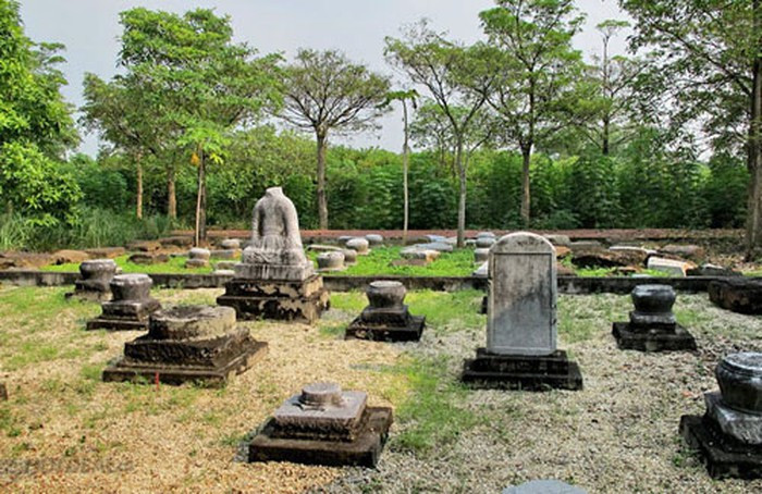 Đầu tháng 1/2018, một ngôi mộ cổ thuộc quần thể Khu di tích quốc gia đặc biệt nhà Trần, tại thị xã Đông Triều, Quảng Ninh đã được các nhà khảo cổ học tiến hành khai quật. Theo đánh giá, đây là dấu tích mộ táng có niên đại thời Trần. Các di vật cho phép suy đoán chủ nhân của mộ táng này thuộc tầng lớp cao trong xã hội Ảnh: http://khaocohoc.gov.vn.