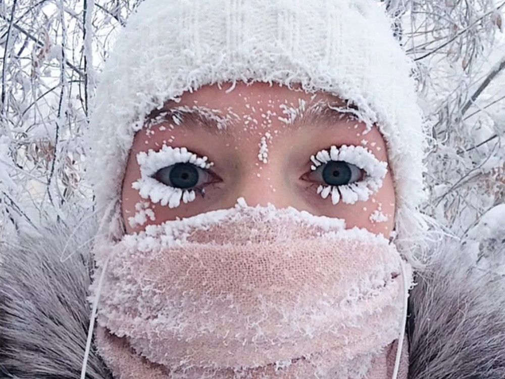 Ngôi làng Oymyakon, Nga được ghi nhận là một trong những nơi có nhiệt độ lạnh nhất thế giới có người dân sinh sống trên Trái Đất. Nhiệt độ thấp nhất mà khu vực này từng ghi nhận là -71°C. Tuy nhiên, thời tiết khắc nghiệt khiến những người dân ở đây mạnh mẽ khác thường, trường tiểu học Oymyakon chỉ đóng cửa khi nhiệt độ thấp hơn -52 độ C.