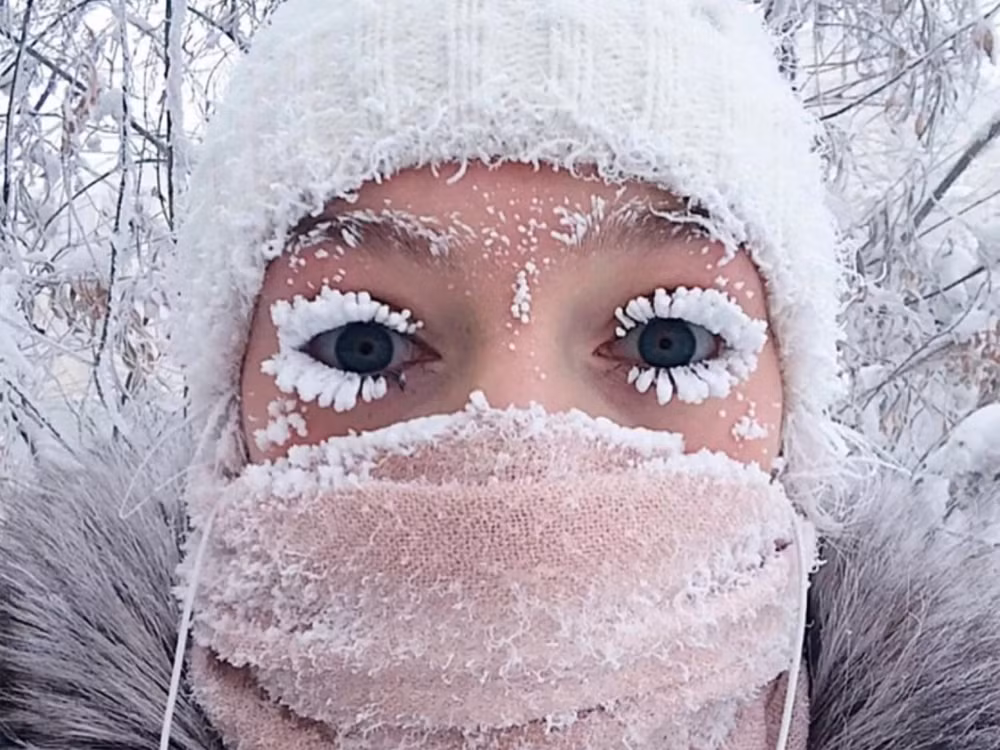 Ngôi làng Oymyakon, Nga được ghi nhận là một trong những nơi có nhiệt độ lạnh nhất thế giới có người dân sinh sống trên Trái Đất. Nhiệt độ thấp nhất mà khu vực này từng ghi nhận là -71°C. Tuy nhiên, thời tiết khắc nghiệt khiến những người dân ở đây mạnh mẽ khác thường, trường tiểu học Oymyakon chỉ đóng cửa khi nhiệt độ thấp hơn -52 độ C.