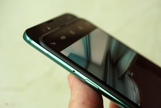 Tuy nhiên cảm biến chính là Sony IMX363 với ống kính khẩu độ là f/1.8, kích thước điểm ảnh 1.4µm cùng khả năng tự động lấy nét Dual Pixel. Trong khi camera phụ sẽ sử dụng cảm biến Samsung S5K3M3+ với khẩu độ f/2.4 và kích thước điểm ảnh 1.0µm.