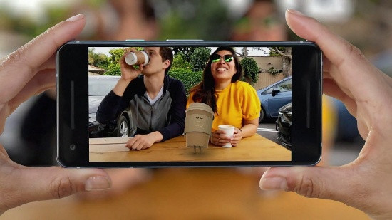 Đáng chú ý 2 tính năng AI mới mà camera trên Pixel 3 và 3 XL sở hữu là Top Shot giúp người dùng chọn ra những bức ảnh đẹp nhất, Super Res Zoom giúp cải thiện khả năng phóng to mà không làm giảm chất lượng hình ảnh, Night Sight để chụp những bức ảnh với độ sáng tốt nhất mà không cần phải dùng tới đèn flash.