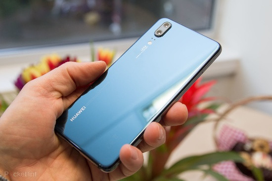 Huawei P20 có màn hình kích thước 5,8 inch IPS LCD, độ phân giải Full HD+ (1080 x 2244 pixel), mật độ điểm ảnh đạt 429 ppi, được trang bị chip Kirin 970 như P20 Pro, RAM 4GB, bộ nhớ trong 128GB, pin dung lượng 3.500 mAh hỗ trợ sạc nhanh và được cài sẵn Android 8.1.